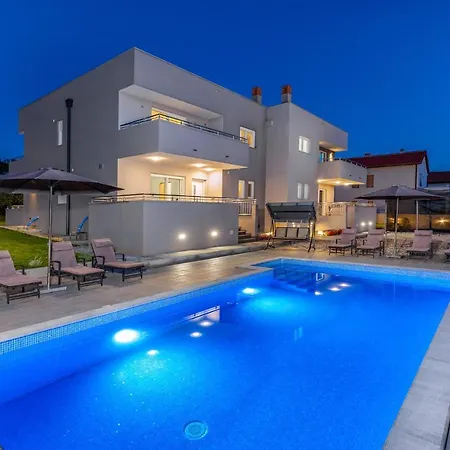 Stunning In With Sauna 풀라