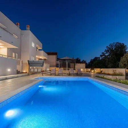 Stunning In With Sauna 풀라