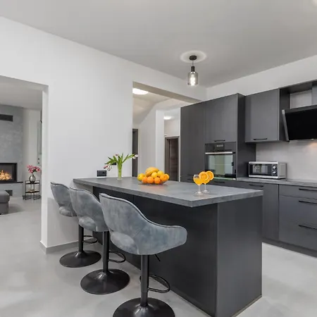 Stunning In With Sauna Pula