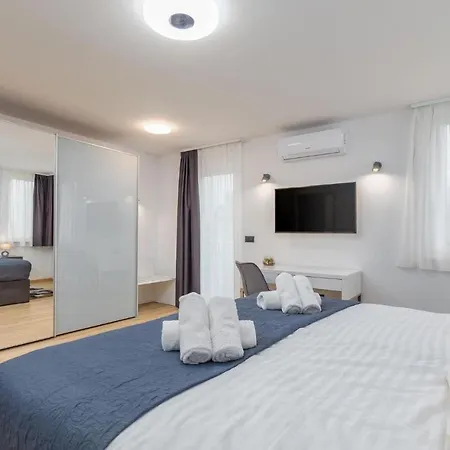 Amazing In With Heated Swimming Pool Сasa de vacaciones