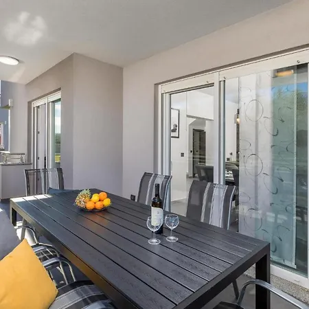 Amazing In With Heated Swimming Pool * Pula