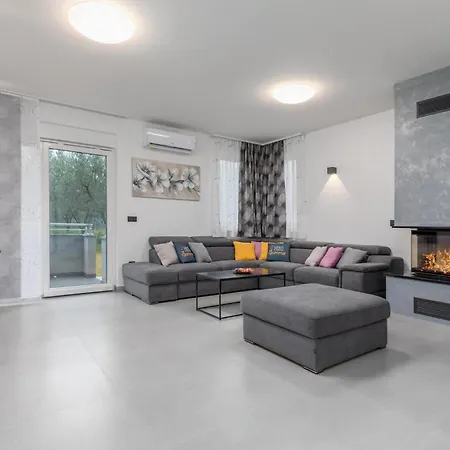 Holiday home Beautiful In With Sauna Pula