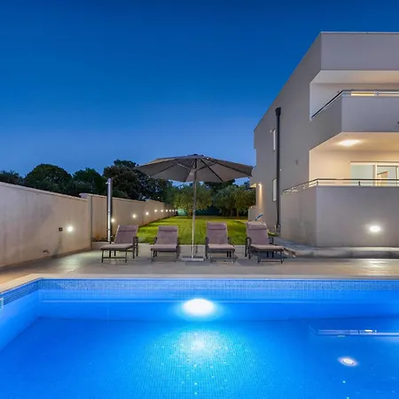 Сasa de vacaciones Amazing In With Heated Swimming Pool