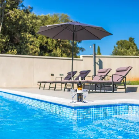 Amazing In With Heated Swimming Pool Pula