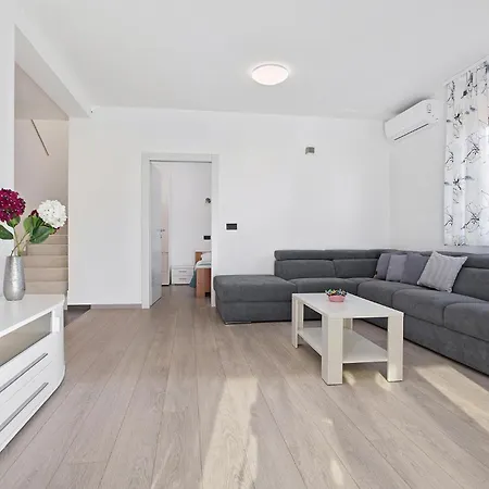 Stunning In With Sauna Feriehus Pula