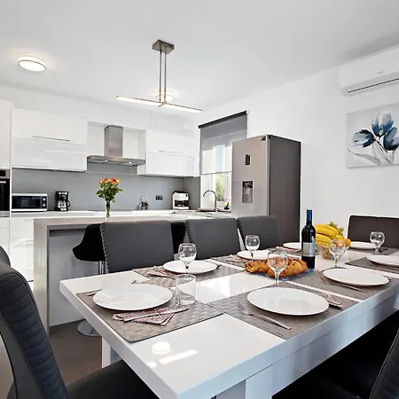 Stunning In With Sauna Pula