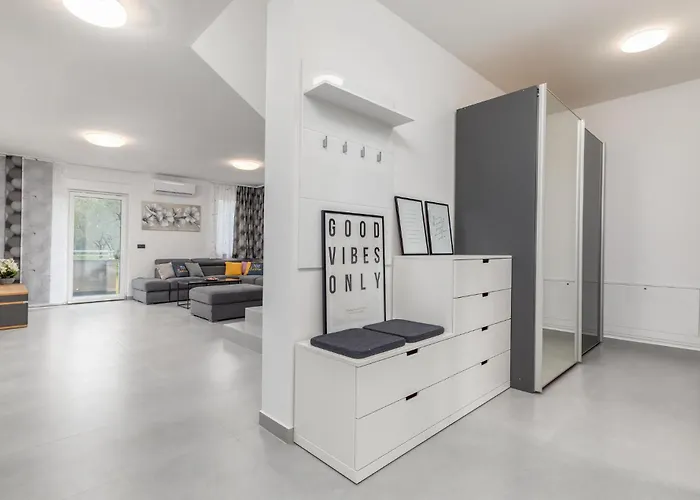 Holiday home Stunning In With Sauna Pula